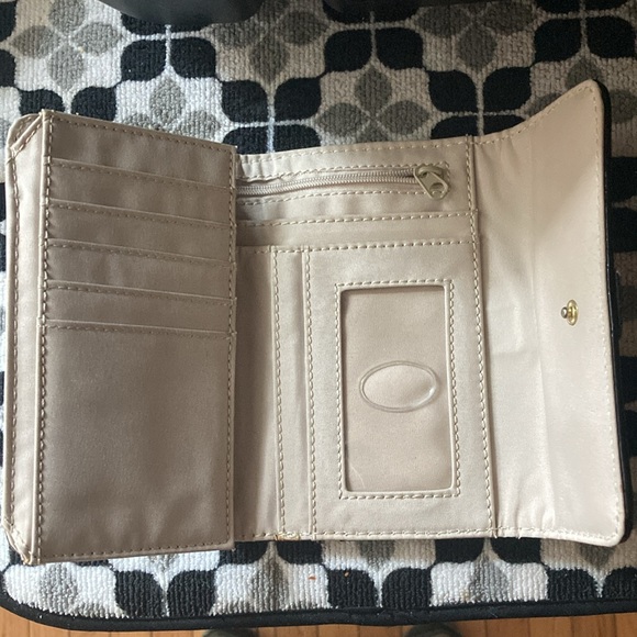 NWOT Liz Claiborne wallet black patent leather style - Picture 3 of 6